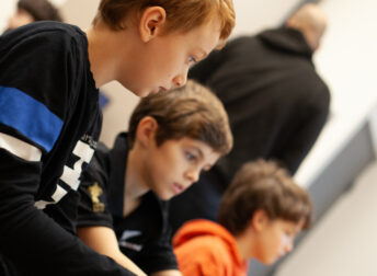 Stage sport et jeu vidéo : enfants qui jouent à Mario Kart