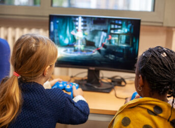 Enfant stage sport et jeux vidéo - joue à la console