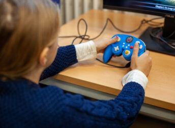 Stage sport et jeu vidéo : Enfant avec manette dans la main