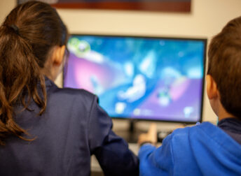 Stage sport et jeu vidéo : enfant jouant ensemble aux jeux vidéo