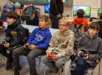 Stage sport et jeu vidéo : gamers concentrés pour le tournois