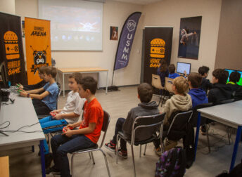 Stage sport et jeu vidéo - les enfants jouent aux jeux vidéo