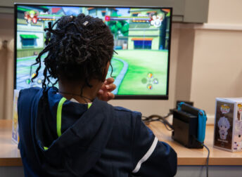 Stage sport et jeu vidéo : petite fille devant jeu vidéo