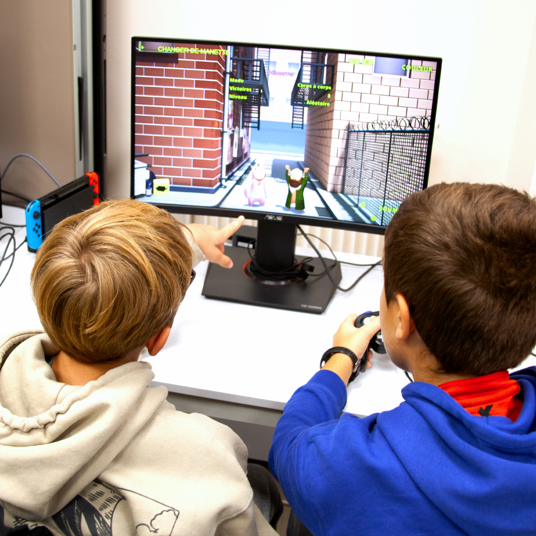 Stage Sport et Esport Enfants qui jouent ensemble a un jeu video